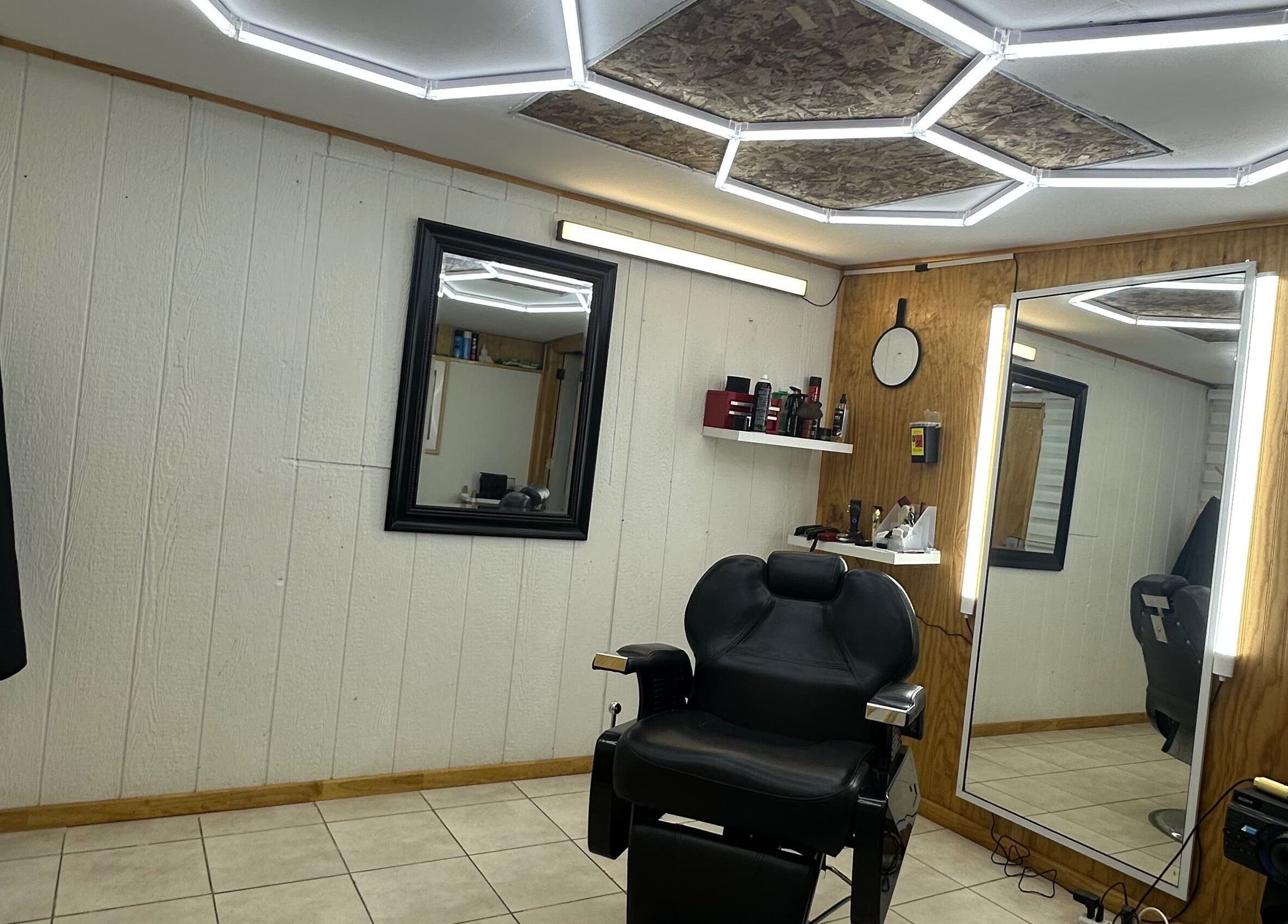 Chic interior of Yeyo Barber Studio with sleek chair, mirrors, and lighting in Valdivia, Los Ríos, CL.