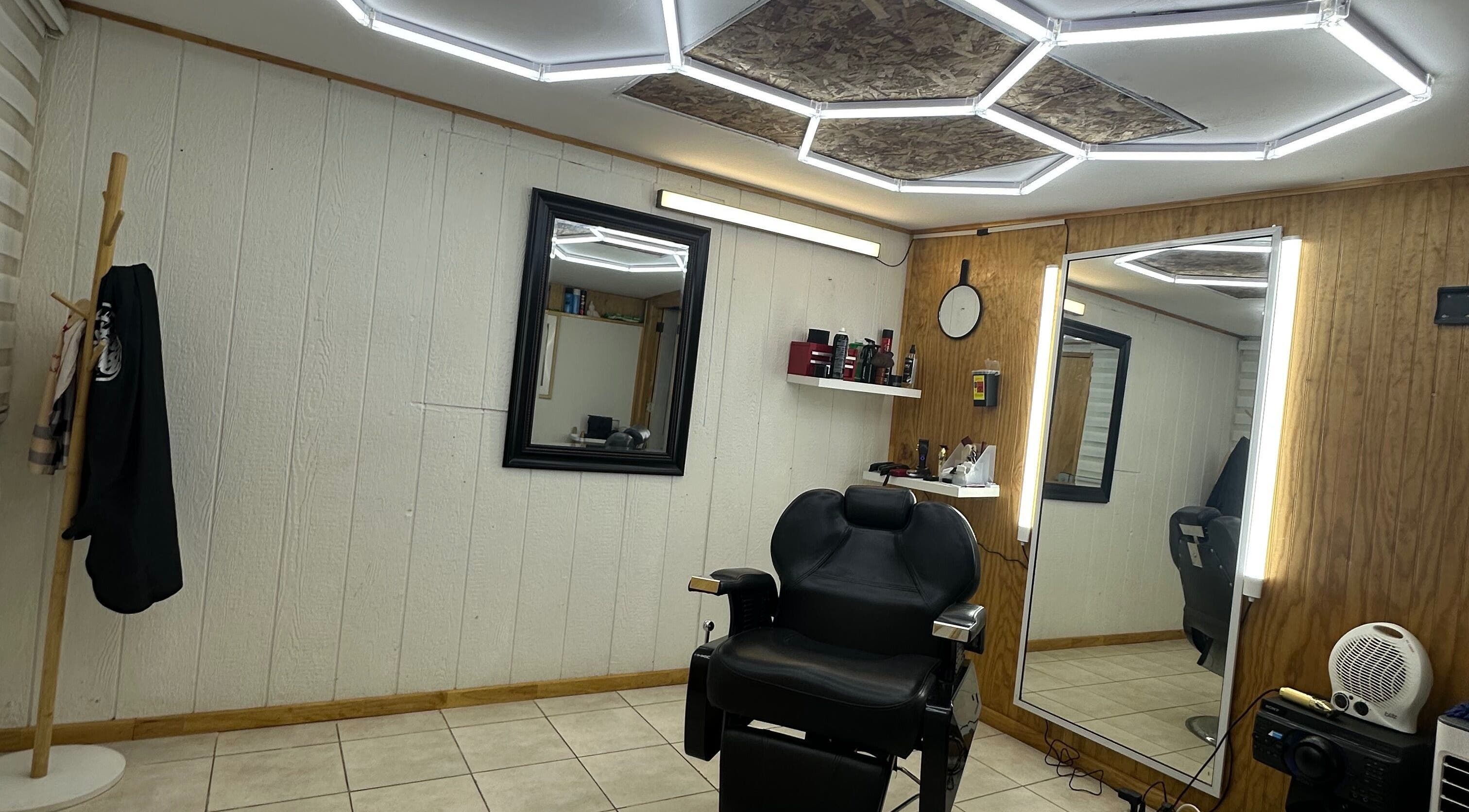Chic interior of Yeyo Barber Studio with sleek chair, mirrors, and lighting in Valdivia, Los Ríos, CL.