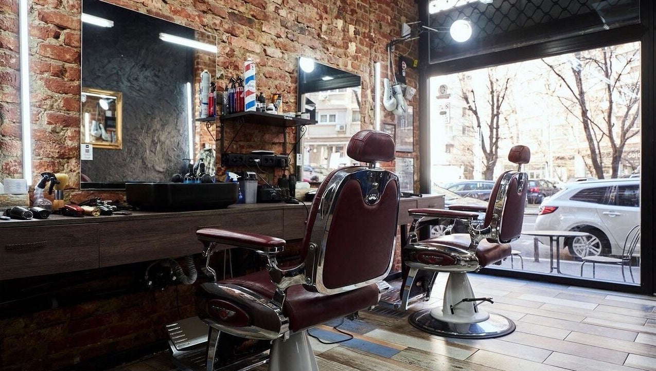 Interior modern al unui salon de frumusețe La Mustati, București, București, RO, cu scaune retro și decor cărămidă.