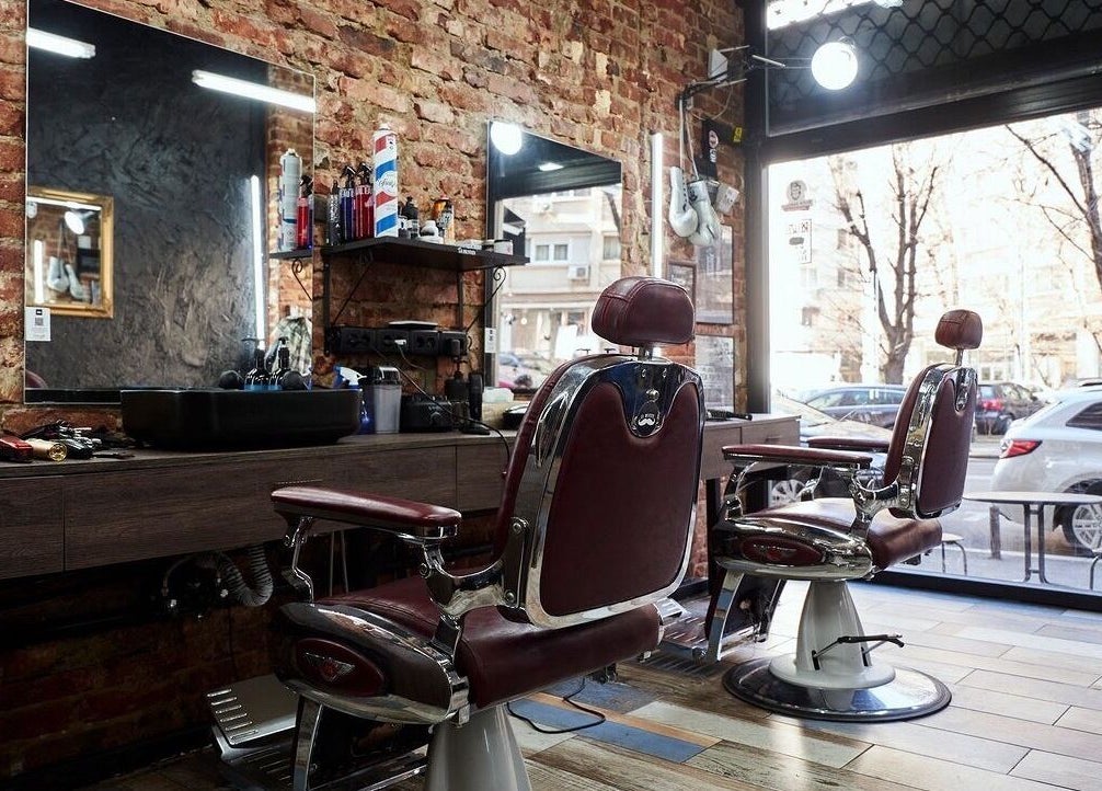 Interior modern al unui salon de frumusețe La Mustati, București, București, RO, cu scaune retro și decor cărămidă.