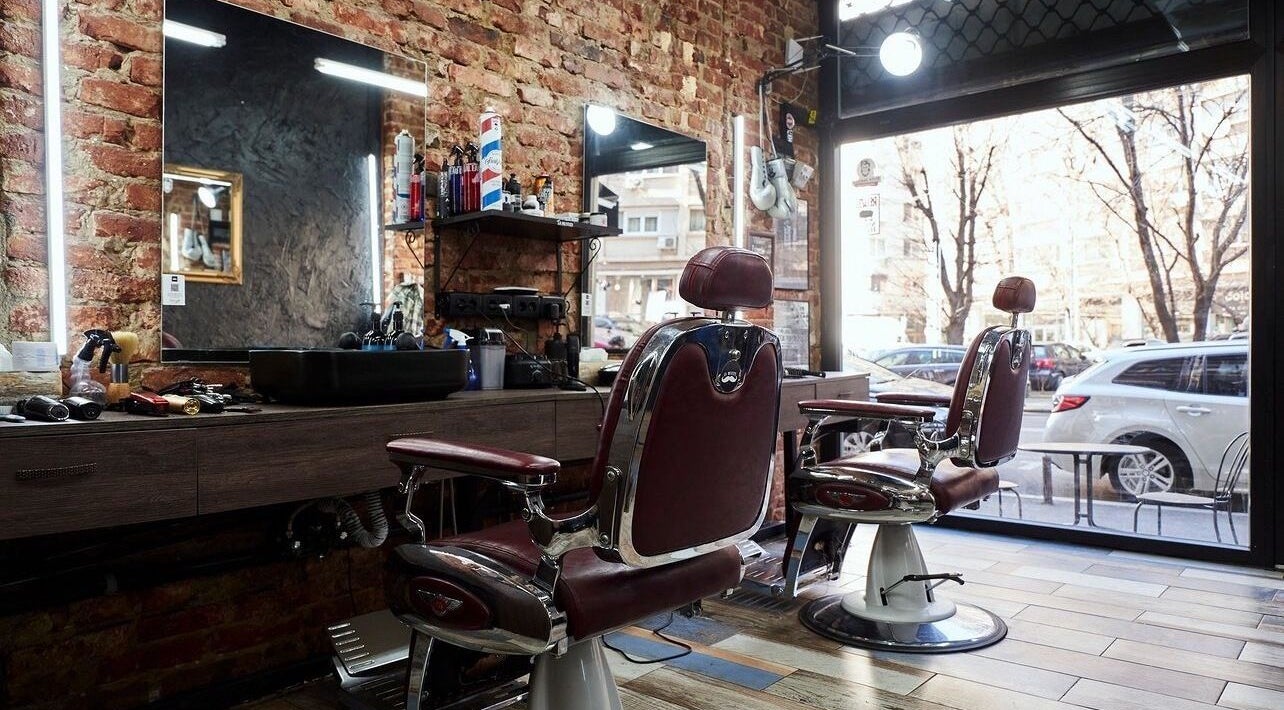 Interior modern al unui salon de frumusețe La Mustati, București, București, RO, cu scaune retro și decor cărămidă.