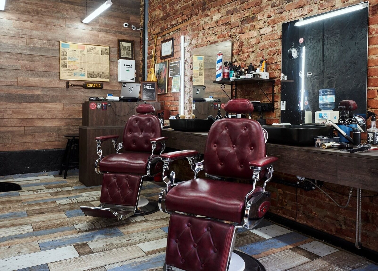 Scaune elegante în salon La Mustati, București, București, RO. Decor retro pentru o experiență autentică.