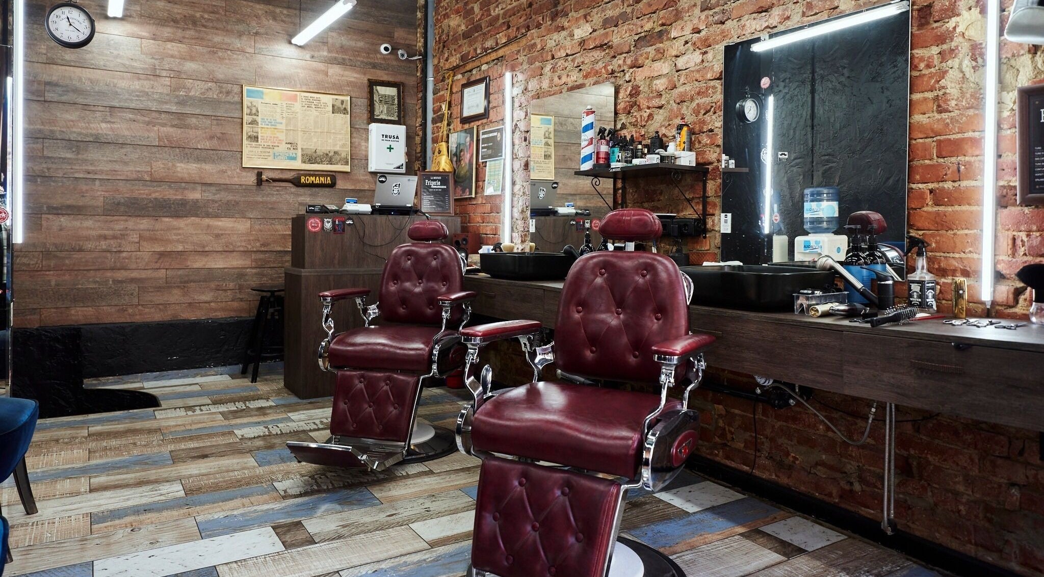 Scaune elegante în salon La Mustati, București, București, RO. Decor retro pentru o experiență autentică.