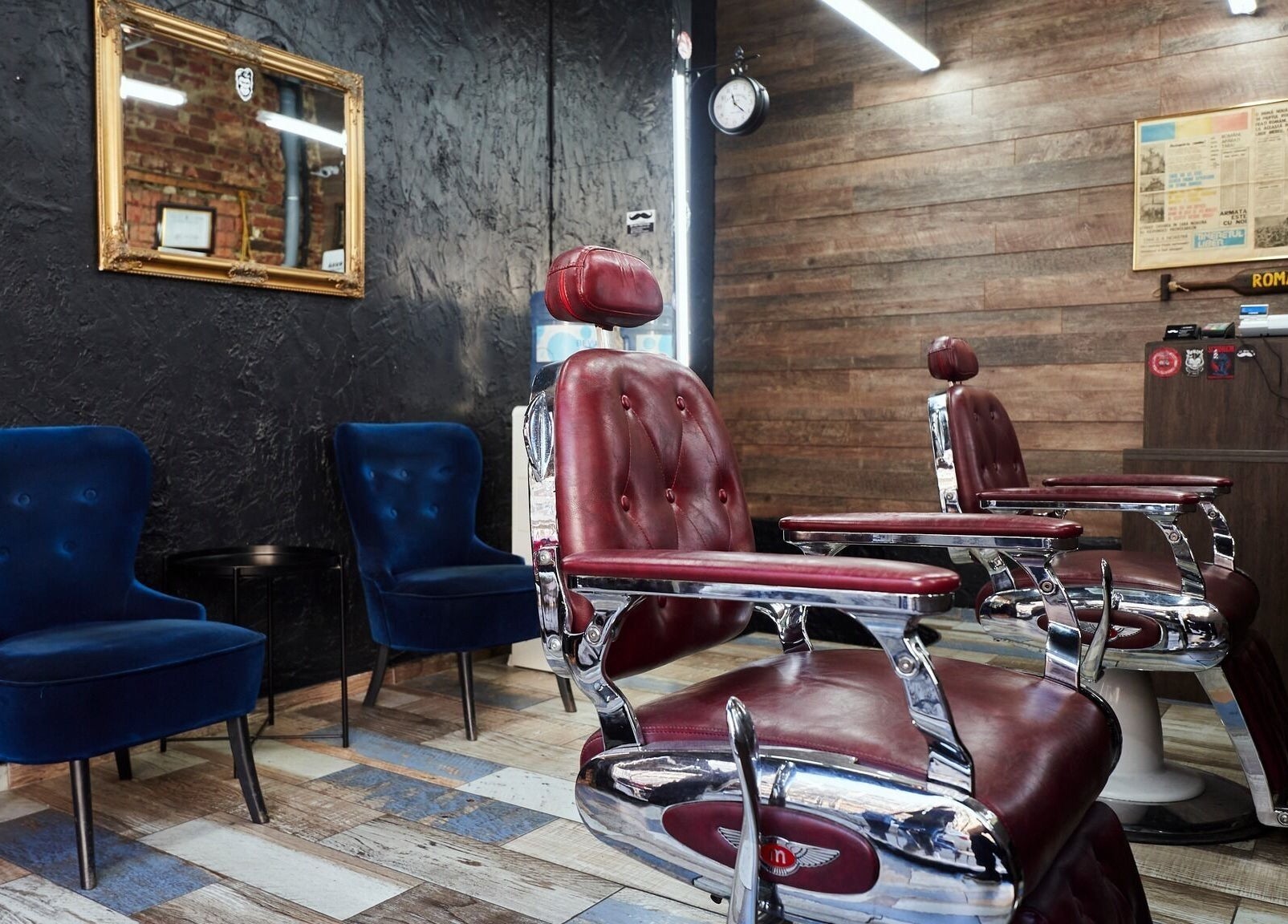 Scaune de frizerie vintage și fotolii albastre la La Mustati, București, București, RO.