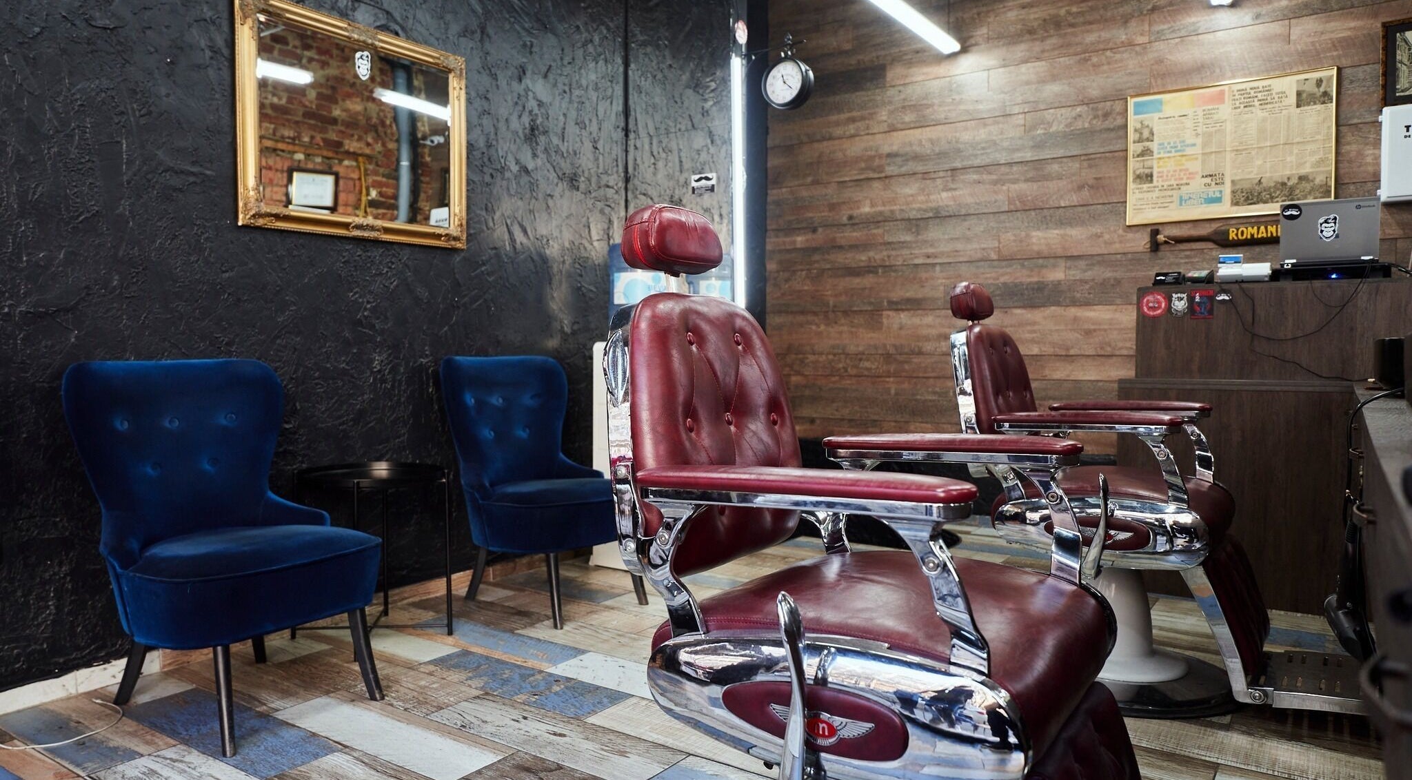 Scaune de frizerie vintage și fotolii albastre la La Mustati, București, București, RO.