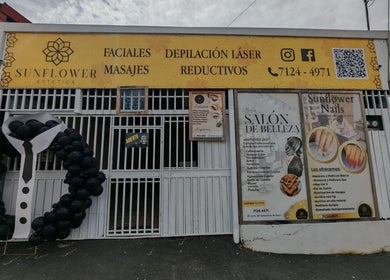 Entrada de Estetica Sunflower en Aserri, San José, CR con anuncios de servicios de belleza.