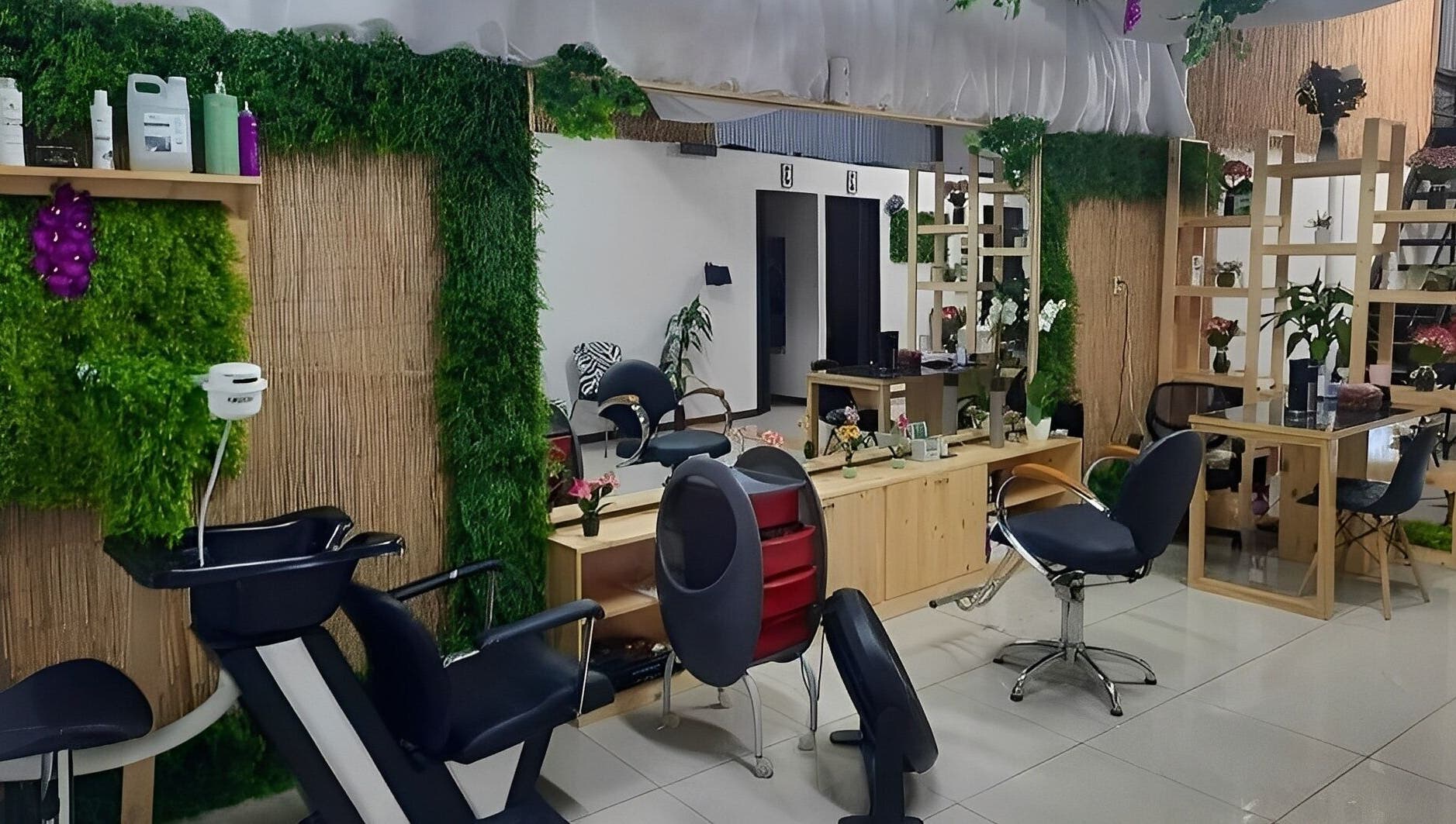 Interior moderno de Estetica Sunflower en Aserri, San José, CR, con decoración verde y mobiliario elegante.