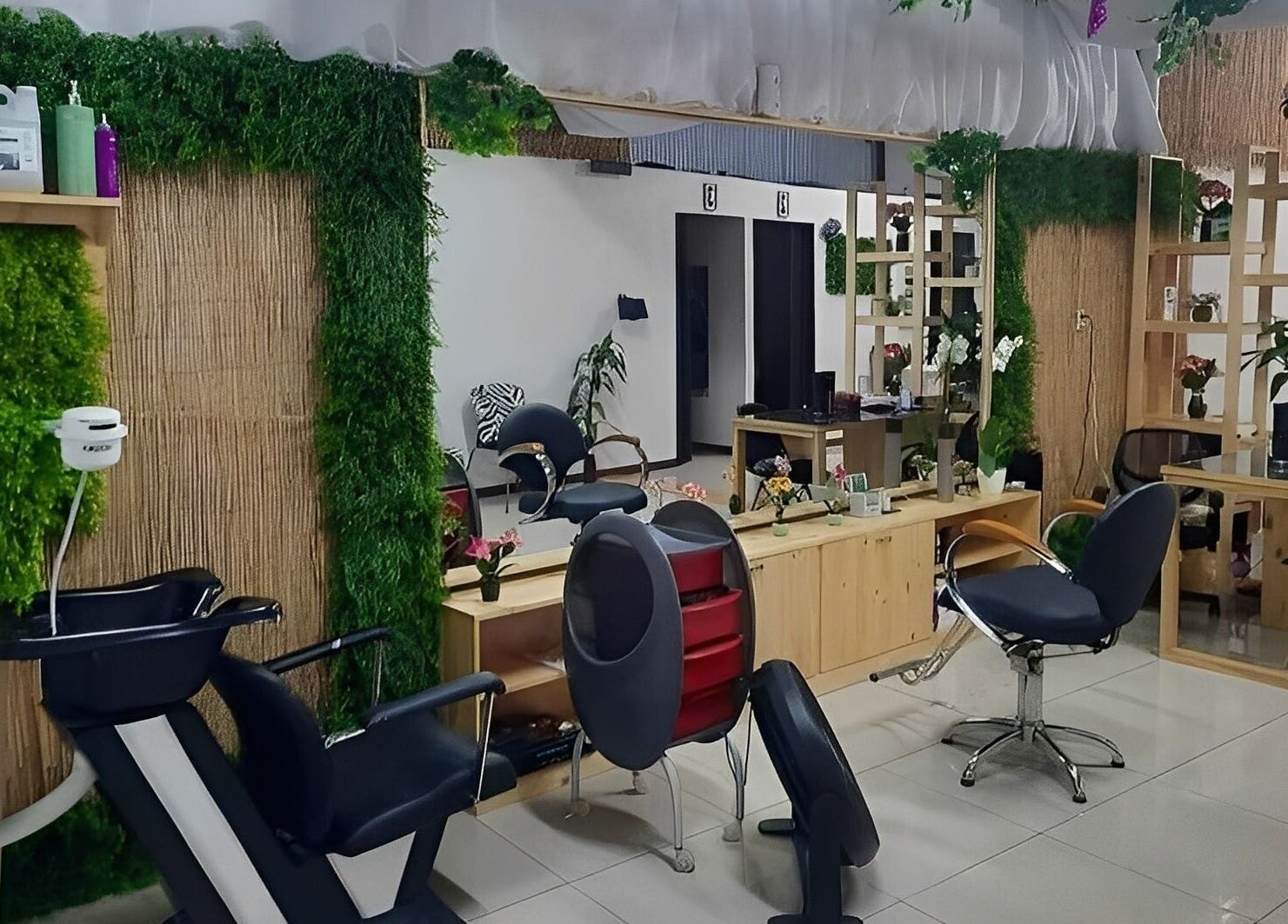 Interior moderno de Estetica Sunflower en Aserri, San José, CR, con decoración verde y mobiliario elegante.