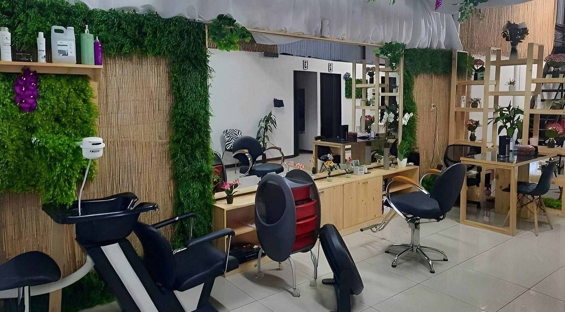 Interior moderno de Estetica Sunflower en Aserri, San José, CR, con decoración verde y mobiliario elegante.