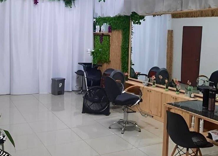 Interior moderno de Estetica Sunflower en Aserri, San José, CR, con sillas y espejo decorado.