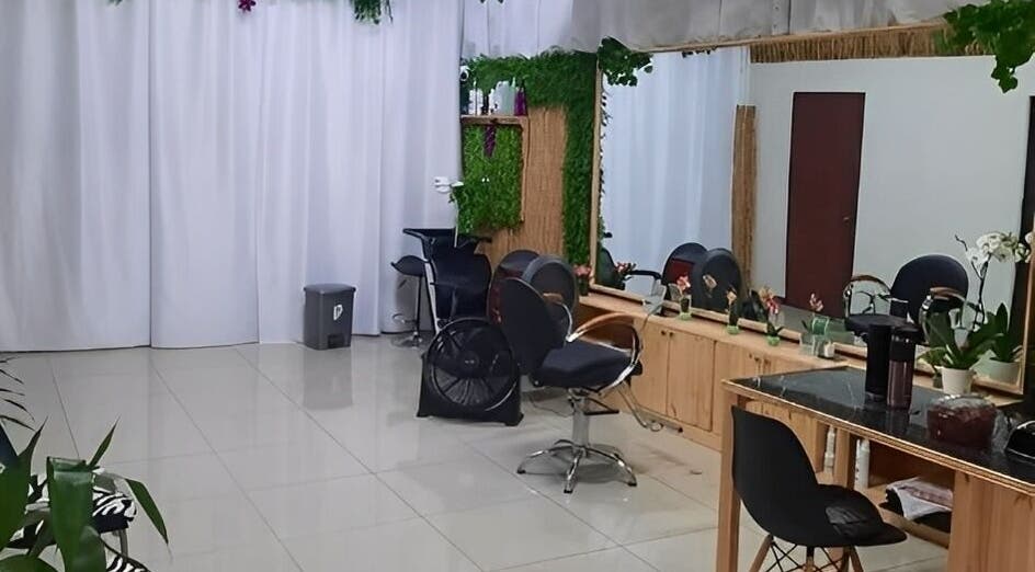 Interior moderno de Estetica Sunflower en Aserri, San José, CR, con sillas y espejo decorado.