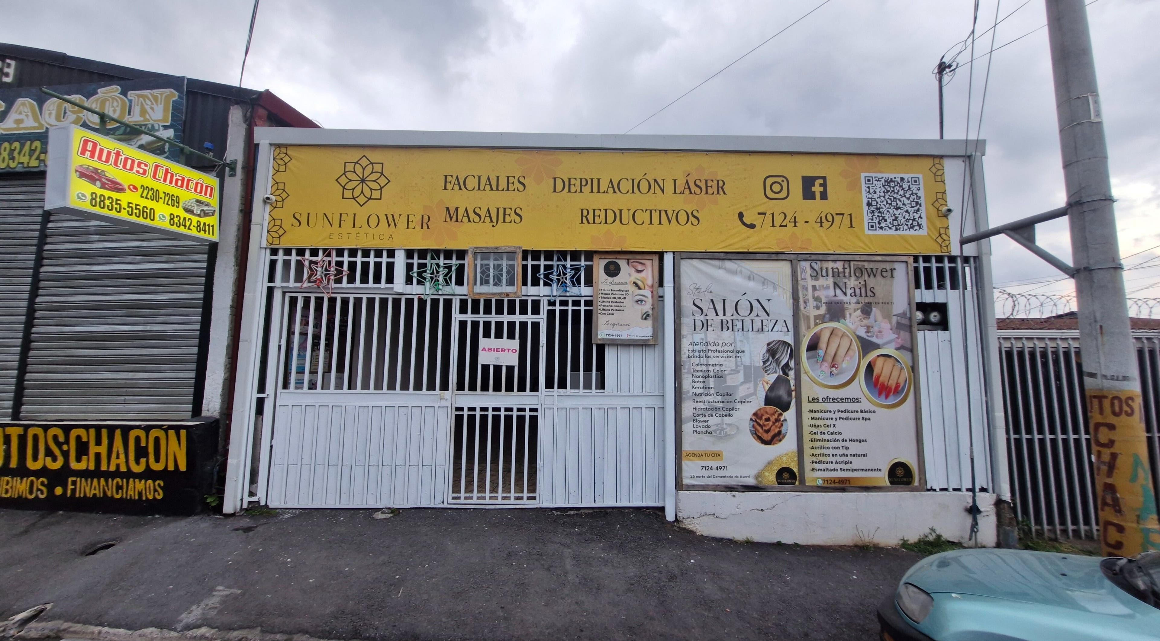 Entrada principal de Estetica Sunflower en Aserri, San José, CR, destacando servicios de belleza.