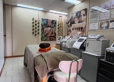 Cozy treatment room at Mio Spa Studio, Caracas, Miranda, VE, featuring luxurious spa equipment and decor.