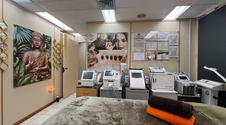 Mio Spa Studio's tranquil room in Caracas, Miranda, VE with modern equipment and Buddha artwork.