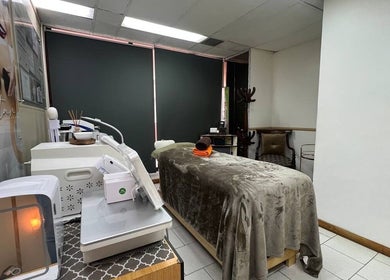 Relaxing treatment room at Mio Spa Studio, Caracas, Miranda, VE with a cozy massage bed and modern equipment.