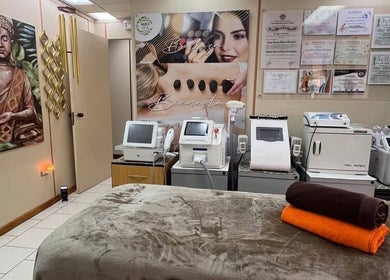 Relaxing treatment room at Mio Spa Studio, Caracas, Miranda, VE, showcasing massage table and equipment.