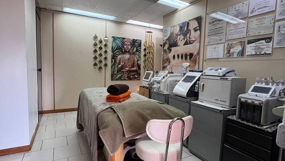 Relaxing treatment room at Mio Spa Studio in Caracas, Miranda, VE with massage table and advanced spa equipment.