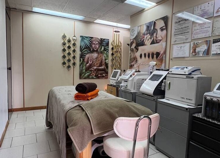 Relaxing treatment room at Mio Spa Studio in Caracas, Miranda, VE with massage table and advanced spa equipment.