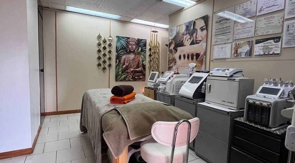 Relaxing treatment room at Mio Spa Studio in Caracas, Miranda, VE with massage table and advanced spa equipment.