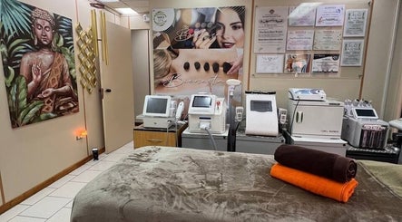 Mio Spa Studio in Caracas features a serene massage room with advanced equipment and calming decor.