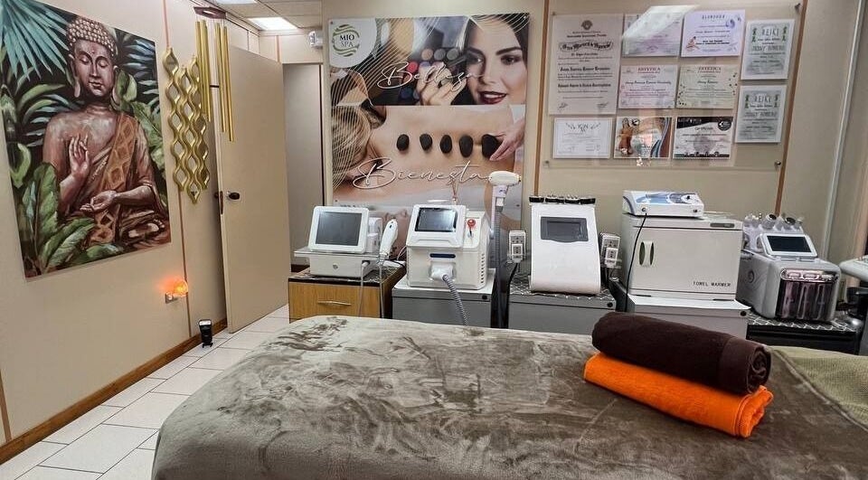 Mio Spa Studio in Caracas features a serene massage room with advanced equipment and calming decor.