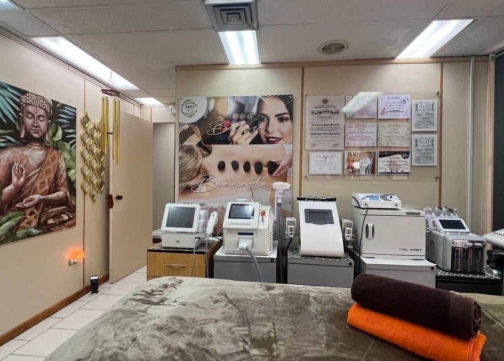 Tranquil treatment room at Mio Spa Studio in Caracas, Miranda, VE, featuring modern beauty equipment and calming decor.