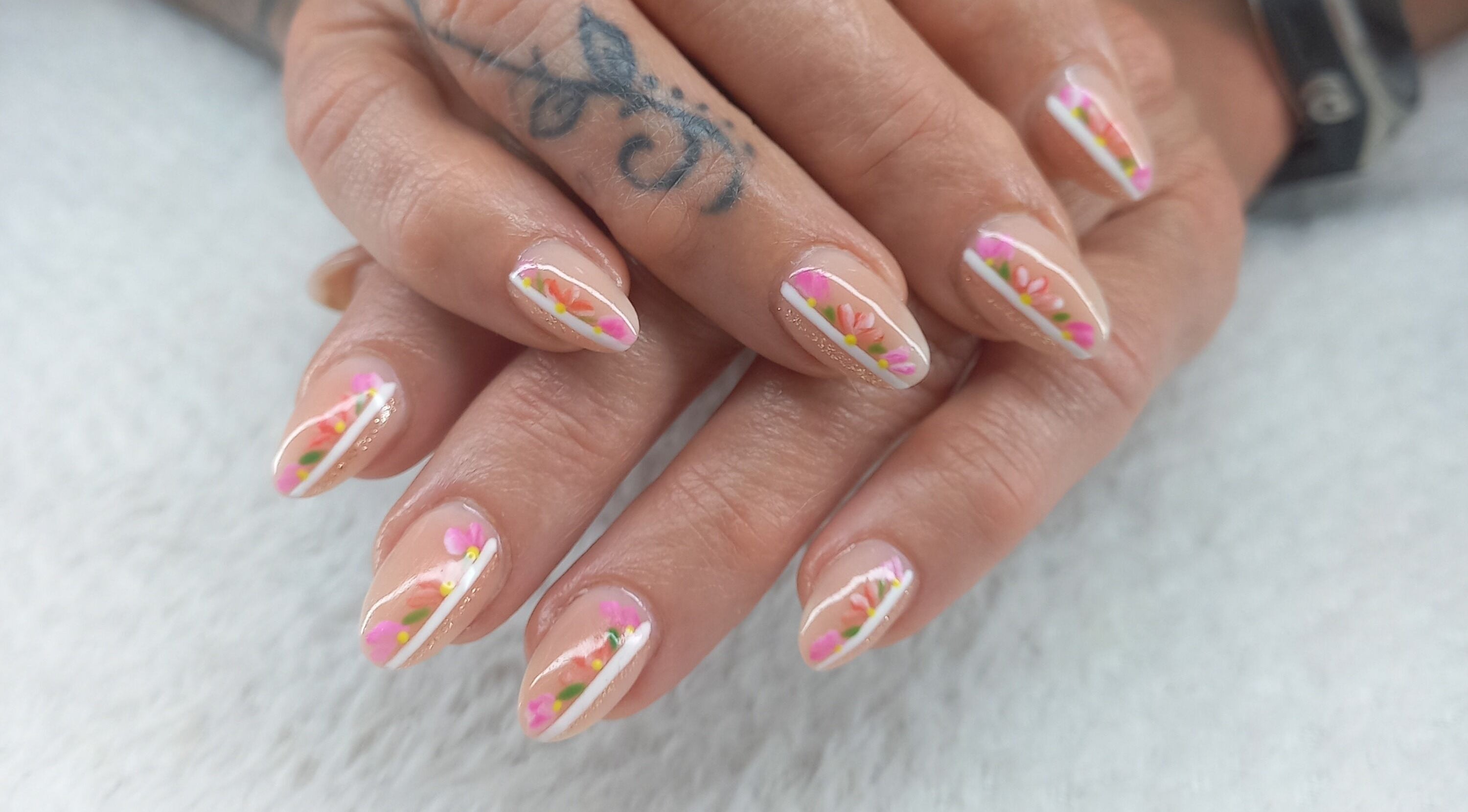 Floral nail art by Chantelle Rossouw - Nail Artist in Groot Brakrivier, Western Cape, ZA. Vibrant and stylish design.