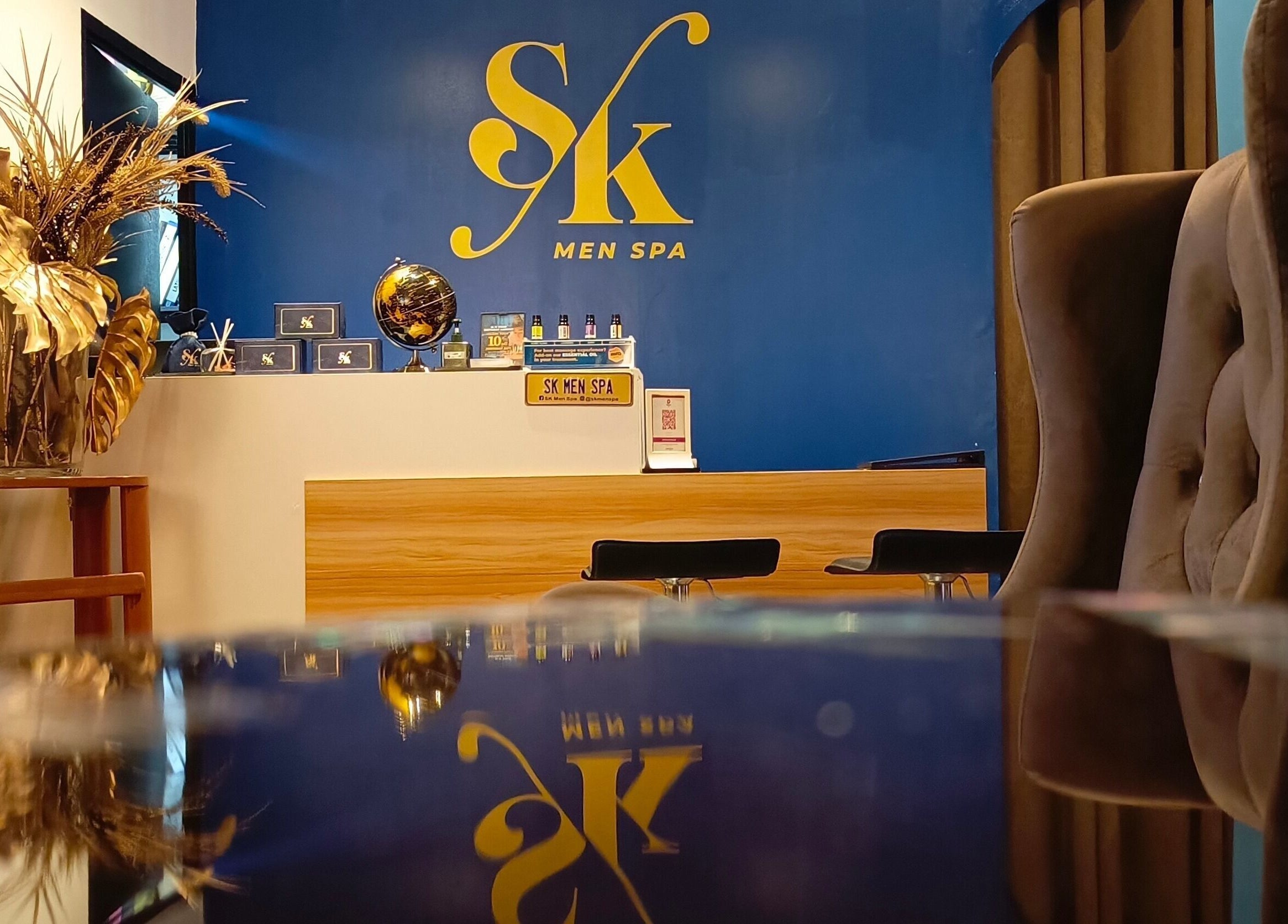 Reception area of SK Men Spa in Shah Alam, Selangor, MY, with elegant decor and seating.