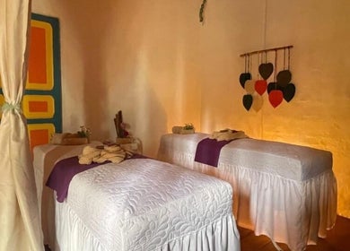 Sala de masajes en Sense Spa, Salento, Quindío, CO con camas gemelas y decoración acogedora.