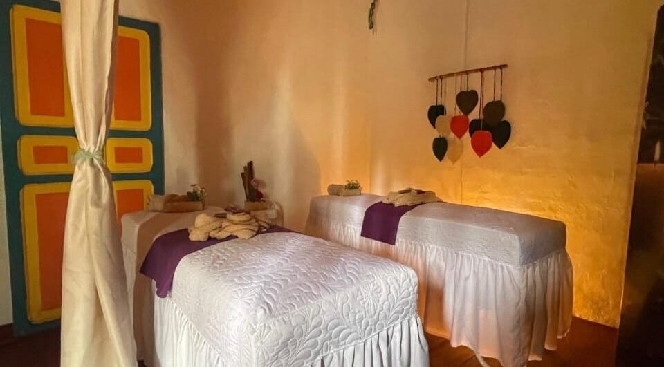 Sala de masajes en Sense Spa, Salento, Quindío, CO con camas gemelas y decoración acogedora.