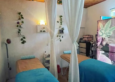 Sala de masajes en Sense Spa, Salento, Quindío, CO, con camas decoradas y ambiente tranquilo.