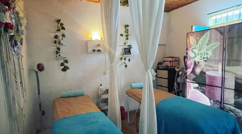 Sala de masajes en Sense Spa, Salento, Quindío, CO, con camas decoradas y ambiente tranquilo.