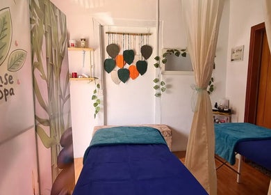 Sala de masajes en Sense Spa, Salento, Quindío, CO con decoración natural y ambiente cálido.