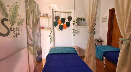Sala de masajes en Sense Spa, Salento, Quindío, CO con decoración natural y ambiente cálido.