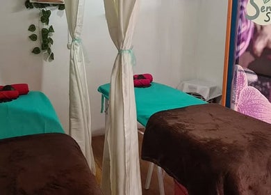 Sala de masajes en Sense Spa, Salento, Quindío, CO, con decoración relajante y mesas preparadas.
