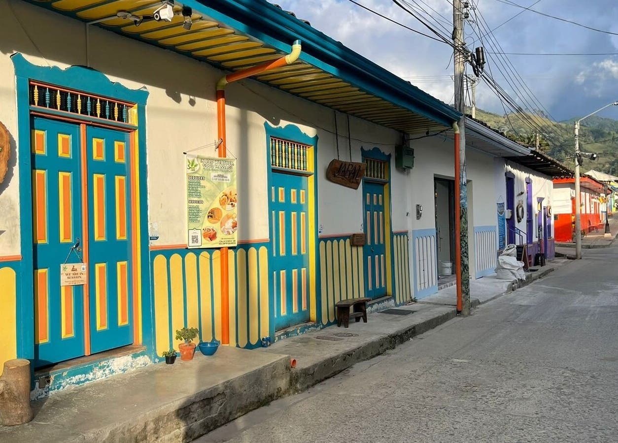 Colorida fachada de Sense Spa en Salento, Quindío, CO, rodeada de un entorno pintoresco y acogedor.