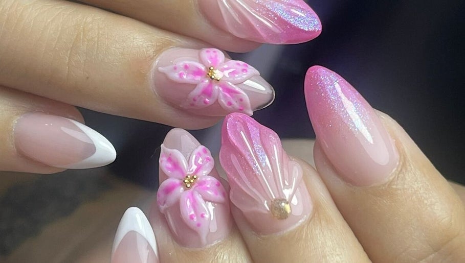 Arte en uñas con diseño floral en Juana Magica Spa, Cali, Valle Del Cauca, CO.