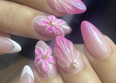 Arte en uñas con diseño floral en Juana Magica Spa, Cali, Valle Del Cauca, CO.