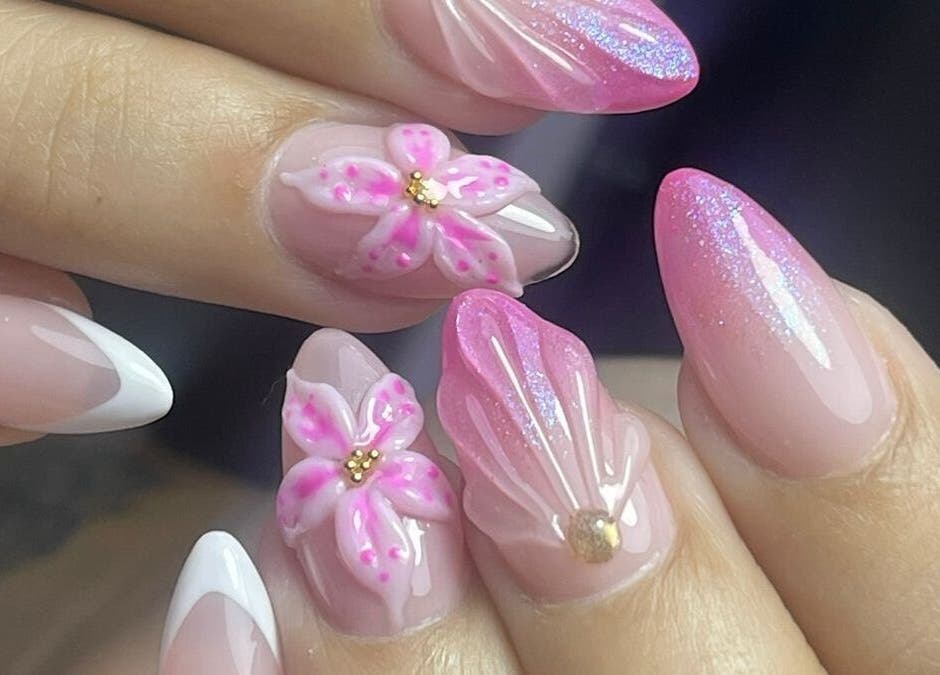 Arte en uñas con diseño floral en Juana Magica Spa, Cali, Valle Del Cauca, CO.