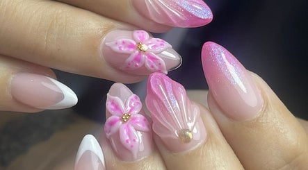 Arte en uñas con diseño floral en Juana Magica Spa, Cali, Valle Del Cauca, CO.