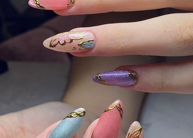 Diseño de uñas colorido en Juana Magica Spa, Cali, Valle Del Cauca, CO.