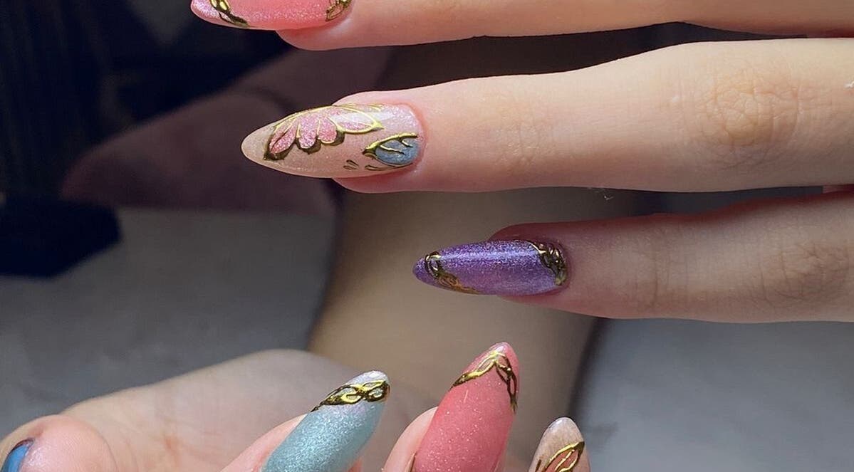 Diseño de uñas colorido en Juana Magica Spa, Cali, Valle Del Cauca, CO.