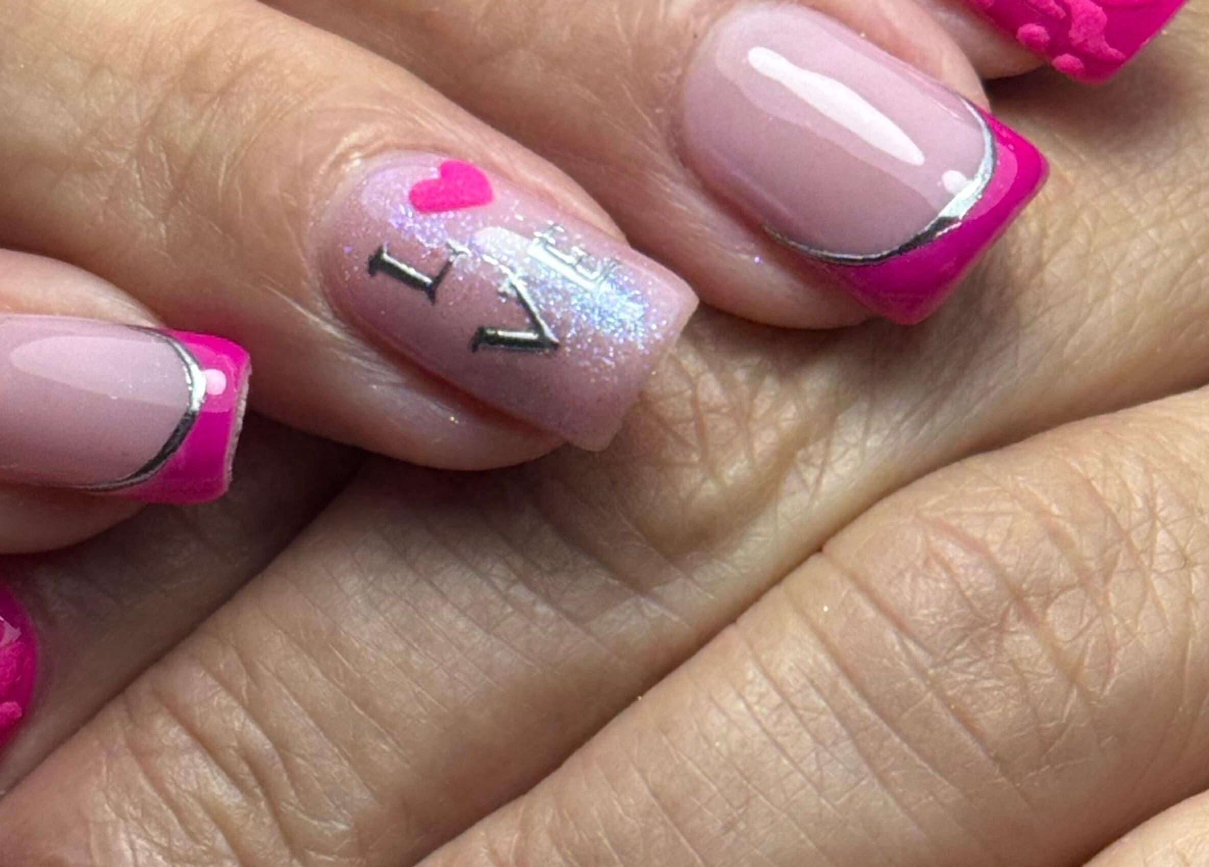 Uñas decoradas con esmalte rosa y diseño de corazón en Juana Magica Spa, Cali, Valle Del Cauca, CO.