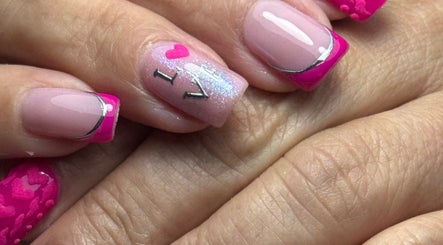 Uñas decoradas con esmalte rosa y diseño de corazón en Juana Magica Spa, Cali, Valle Del Cauca, CO.
