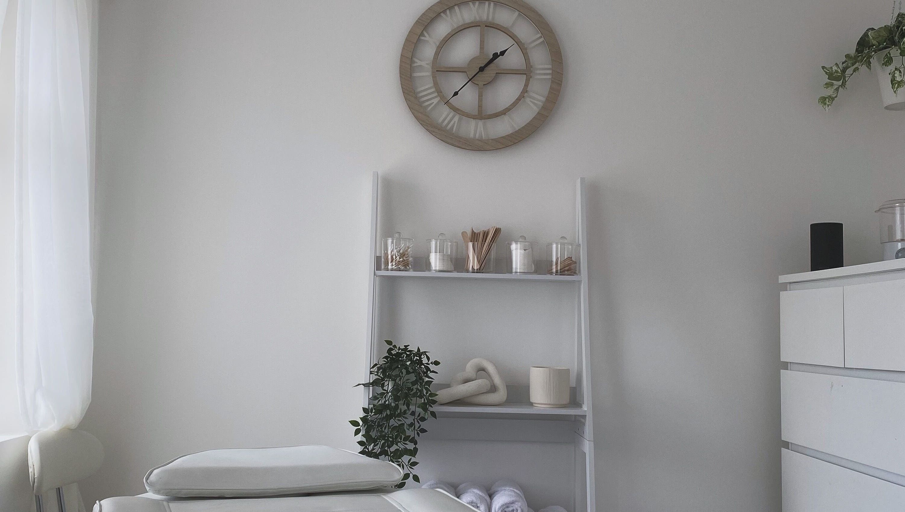 Calm treatment room at Beauty by Aaliyah V in Coventry, England, GB with a massage bed and cozy decor.