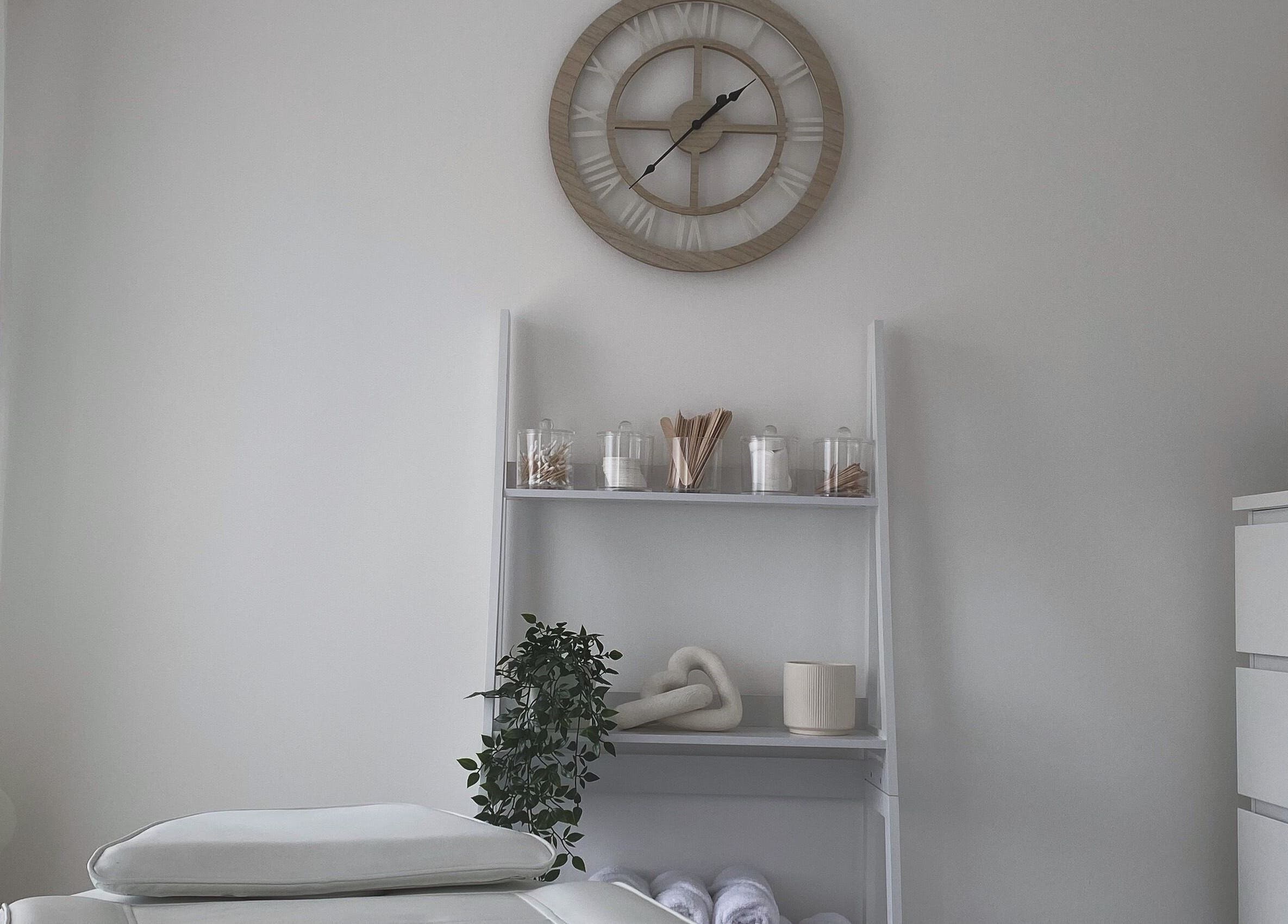 Calm treatment room at Beauty by Aaliyah V in Coventry, England, GB with a massage bed and cozy decor.