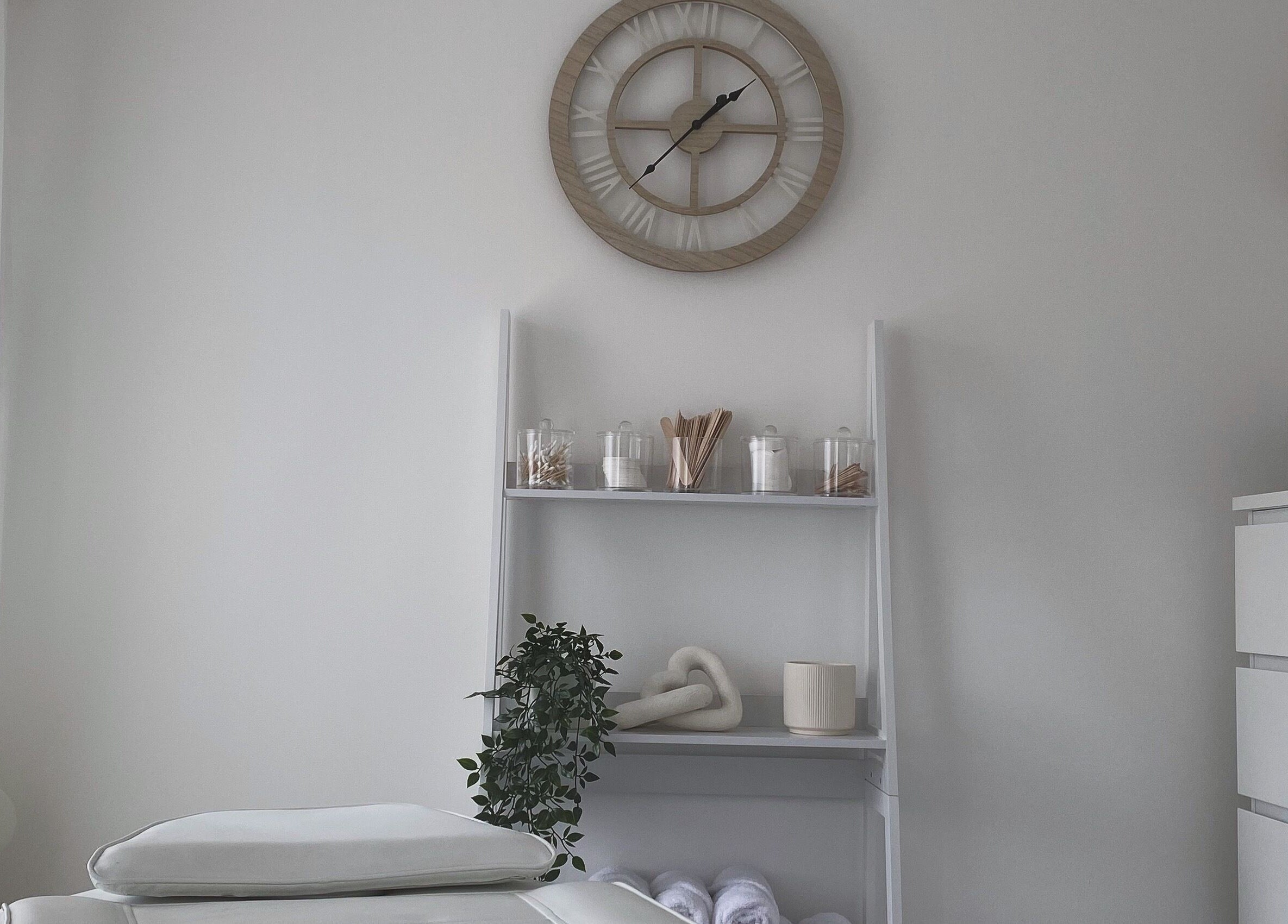 Calm treatment room at Beauty by Aaliyah V in Coventry, England, GB with a massage bed and cozy decor.