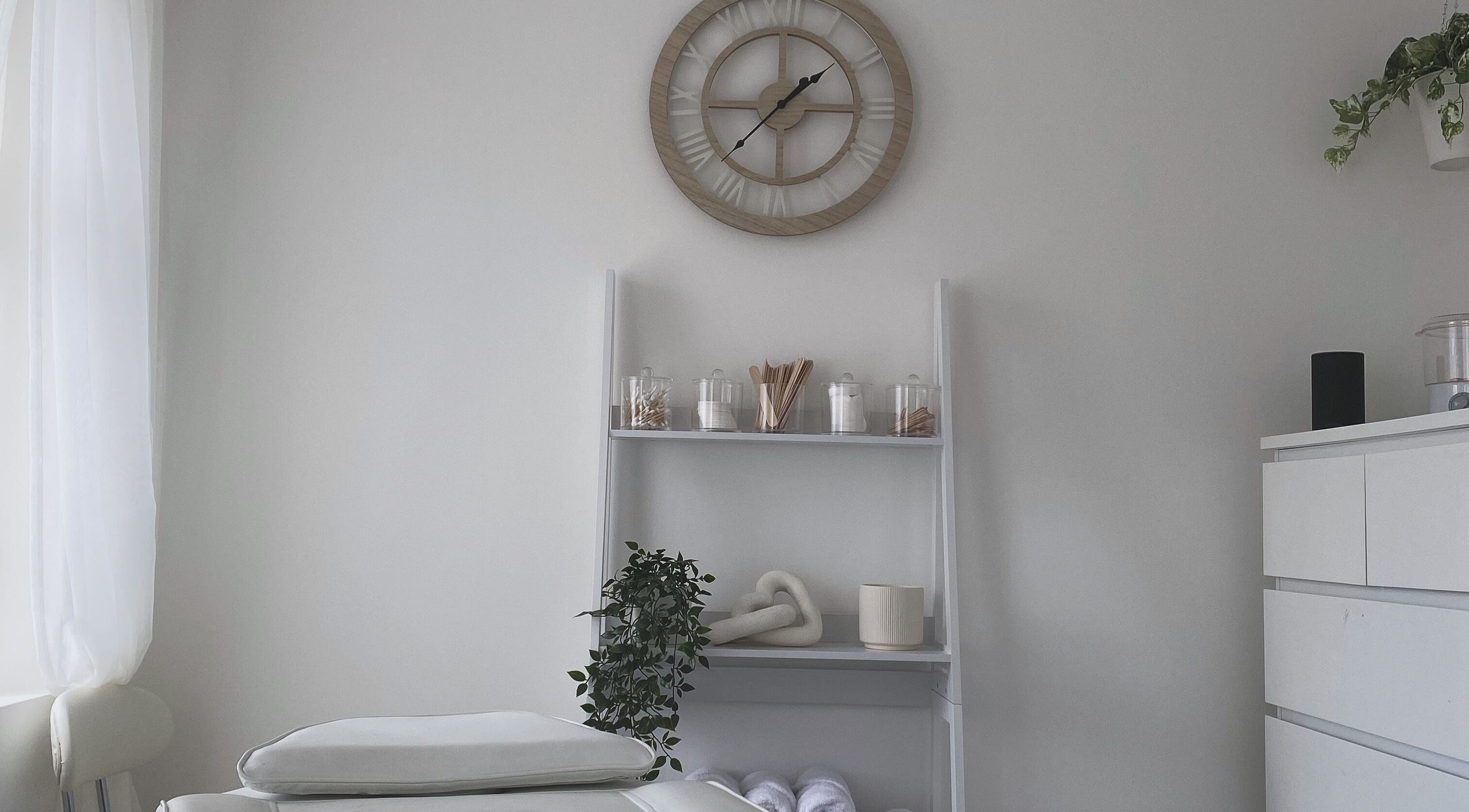 Calm treatment room at Beauty by Aaliyah V in Coventry, England, GB with a massage bed and cozy decor.