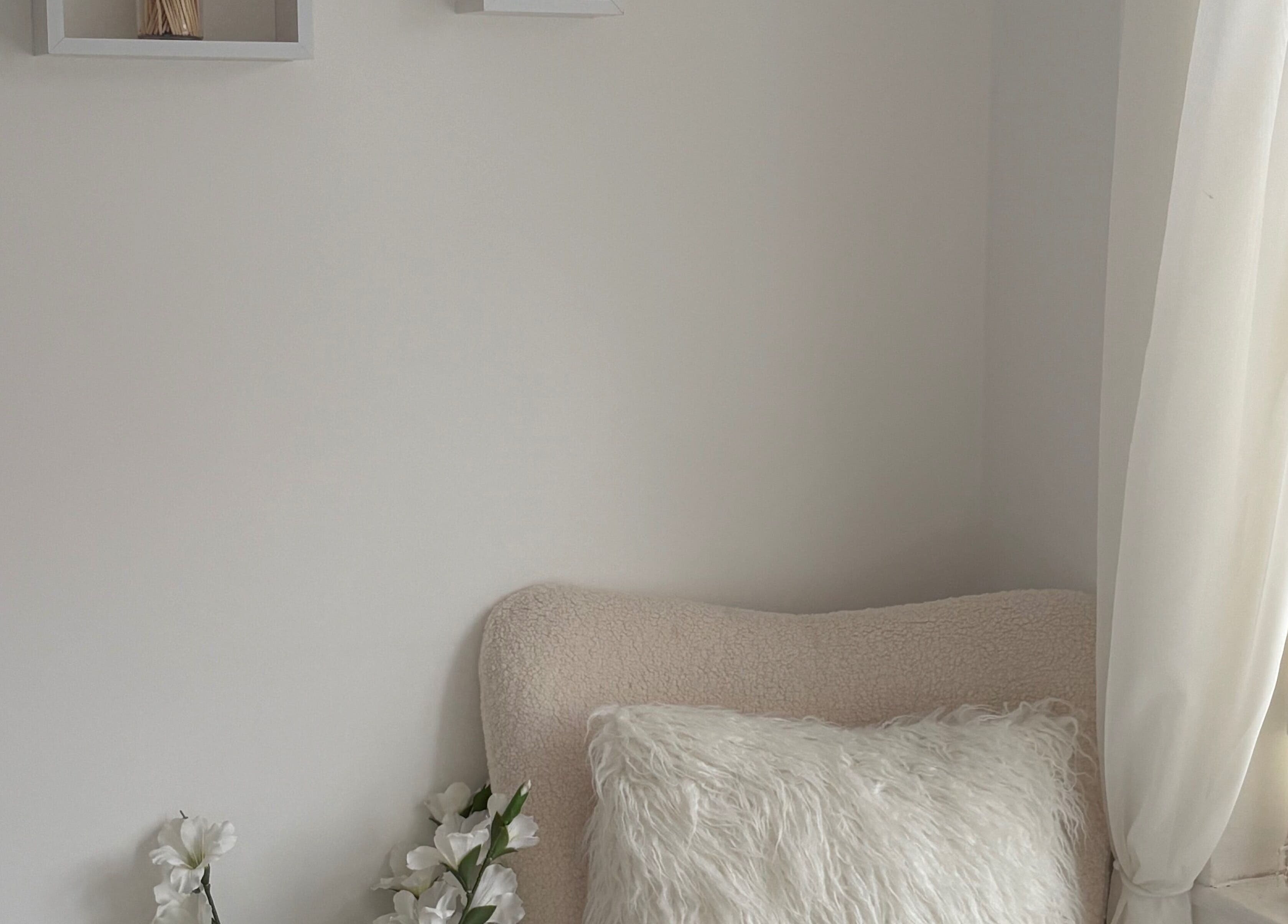 Cozy corner with plush cushions at Beauty by Aaliyah V, Coventry, England, GB, offering relaxation and comfort.