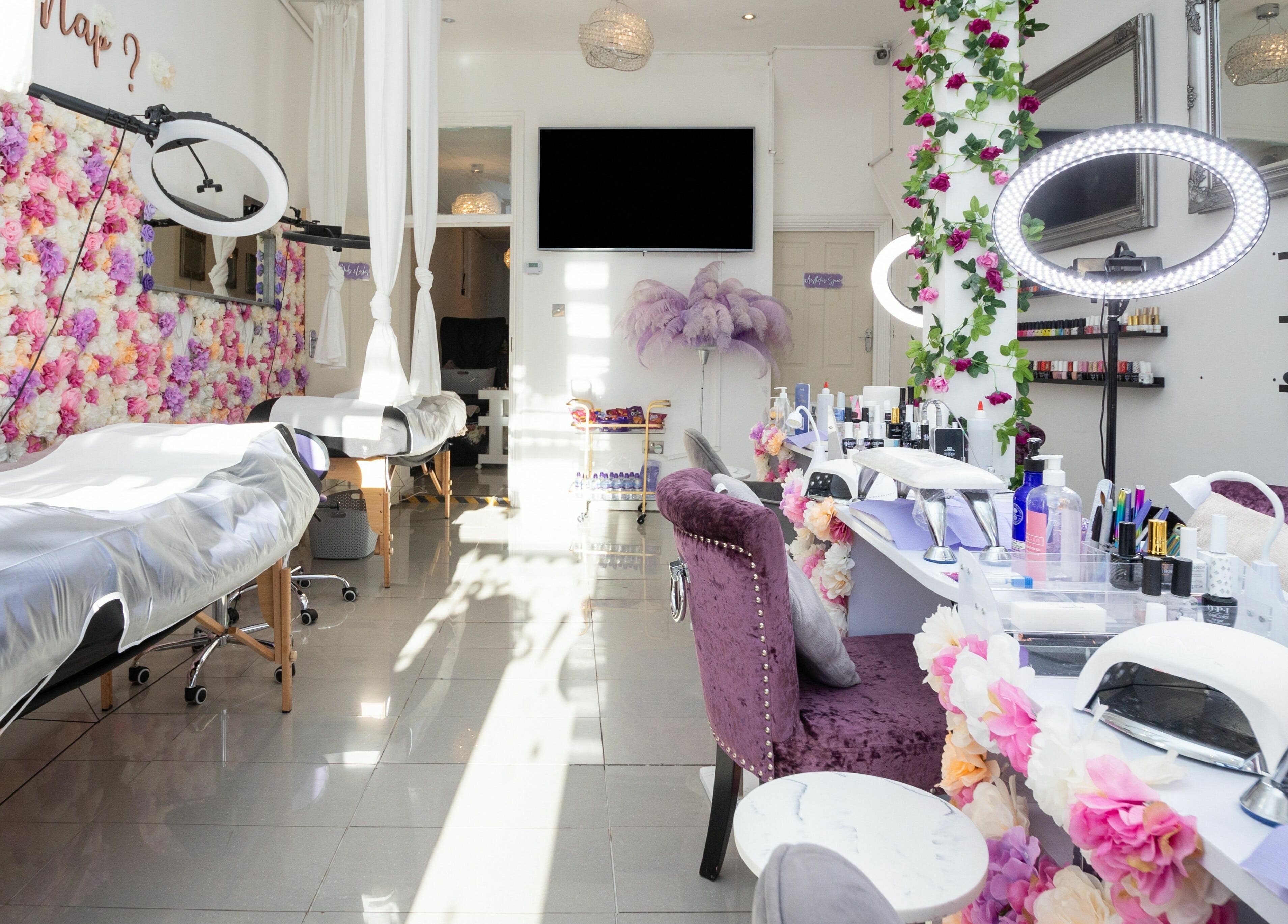 10:15 Aesthetics interior with floral decor and beauty stations, London, England, GB.